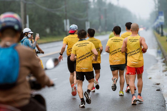 Ch&agrave;ng trai Hội An đội mưa chạy 30 km cầu h&ocirc;n bạn g&aacute;i - Ảnh 2.