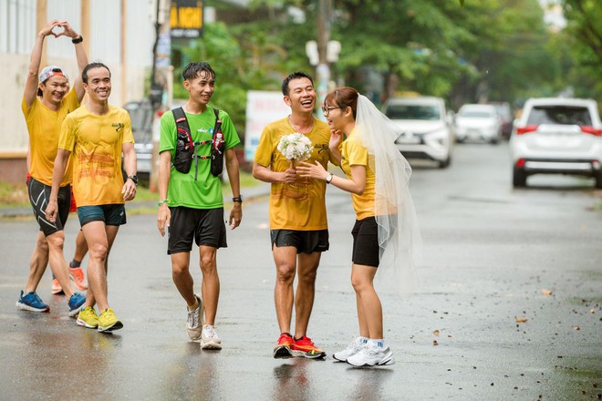 Ch&agrave;ng trai Hội An đội mưa chạy 30 km cầu h&ocirc;n bạn g&aacute;i - Ảnh 6.