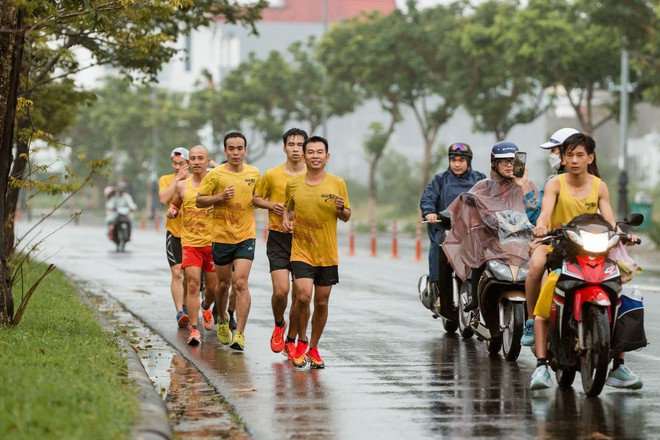 Ch&agrave;ng trai Hội An đội mưa chạy 30 km cầu h&ocirc;n bạn g&aacute;i - Ảnh 4.