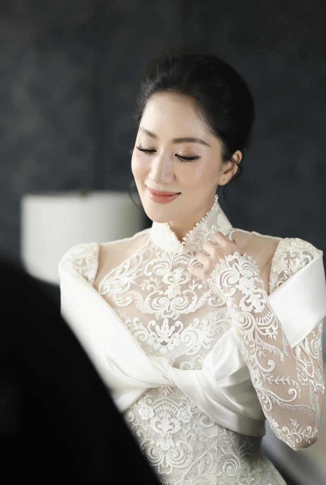 Áo dài cưới của Khánh Thi: Thiết kế độc nhất phảng phất nét đẹp hoàng gia