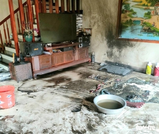 Ba con gái đổ xăng đốt nhà mẹ đẻ ở Hưng Yên: Người mẹ đã tử vong - Ảnh 1.