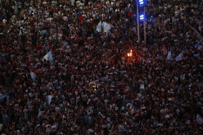  CĐV Argentina phủ kín đường phố khi Messi và đồng đội vào chung kết World Cup  - Ảnh 8.