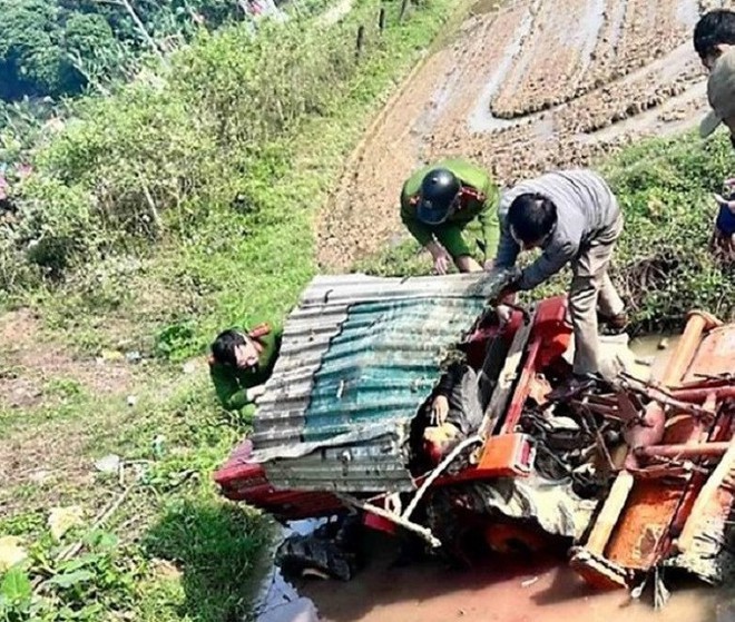 Máy cày lao xuống mương nước, người điều khiển tử vong - Ảnh 1.