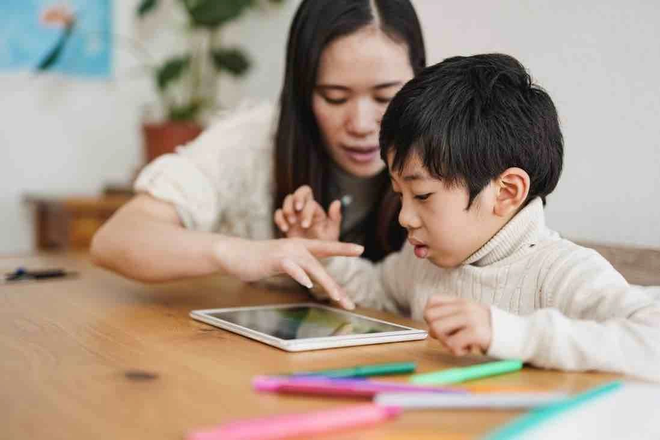 Mẹ l&ecirc;n mạng kể: Con t&ocirc;i n&oacute;i Tiếng Anh như gi&oacute; nhưng viết lại sai ngữ ph&aacute;p tứ tung, chuy&ecirc;n gia nhận x&eacute;t 1 c&acirc;u đầy bất ngờ - Ảnh 1.