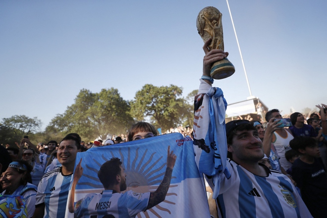  CĐV Argentina phủ kín đường phố khi Messi và đồng đội vào chung kết World Cup  - Ảnh 5.