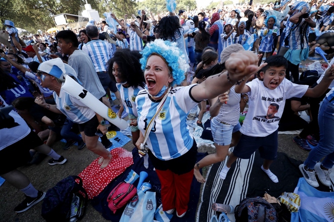  CĐV Argentina phủ kín đường phố khi Messi và đồng đội vào chung kết World Cup  - Ảnh 4.