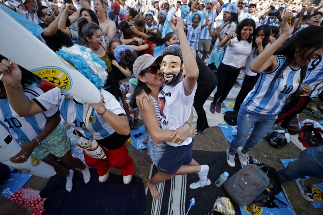  CĐV Argentina phủ kín đường phố khi Messi và đồng đội vào chung kết World Cup  - Ảnh 3.