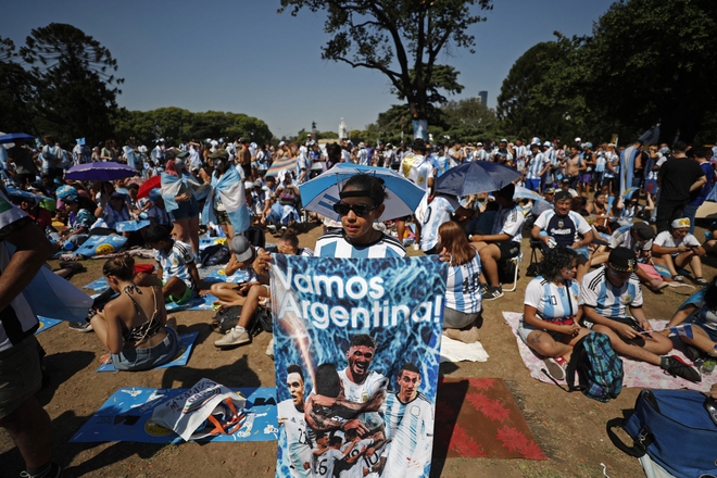  CĐV Argentina phủ kín đường phố khi Messi và đồng đội vào chung kết World Cup  - Ảnh 1.