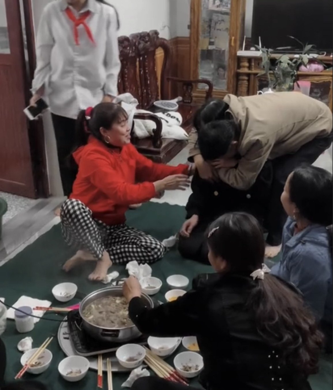C&ocirc; g&aacute;i xa qu&ecirc; giấu việc về thăm nh&agrave;, h&agrave;nh động của bố khi nhận ra con g&acirc;y sốt - Ảnh 4.