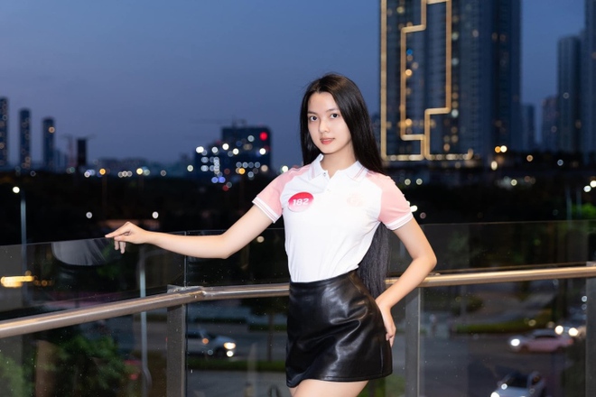 Vẻ đẹp của nữ sinh 19 tuổi có mái tóc dài nhất Hoa hậu Việt Nam 2022 - Ảnh 2.