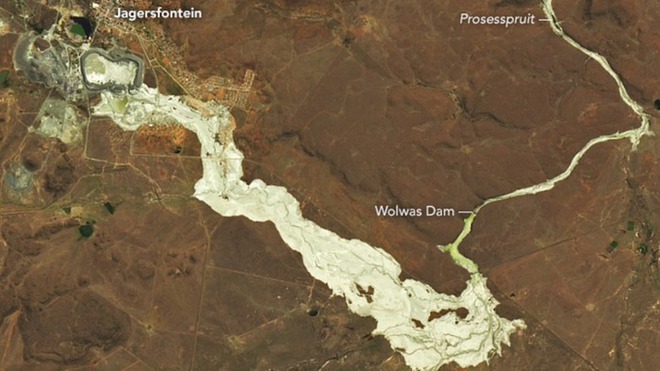 Một dòng sông vàng bất ngờ xuất hiện tại Nam Phi - Ảnh 1.