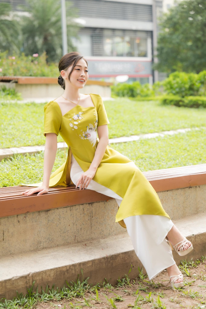 Mặc thử mẫu &aacute;o d&agrave;i Huyền Lizzie từng diện: Chị em y&ecirc;n t&acirc;m v&igrave; d&aacute;ng &aacute;o giấu được eo b&aacute;nh mỳ - Ảnh 4.