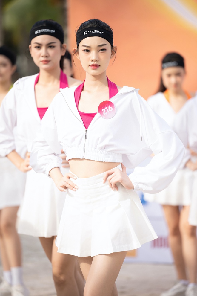 Top 35 Hoa hậu Việt Nam khoe dáng đầy sức sống khi thi Người đẹp thể thao - Ảnh 4.