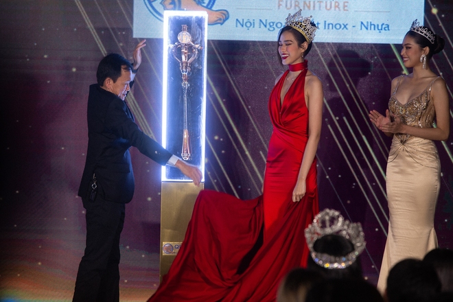 Thảm đỏ Hoa hậu Việt Nam 2022: Đỗ Hà, Tiểu Vy và dàn mỹ nhân đổ bộ, vương miện được công bố - Ảnh 12.