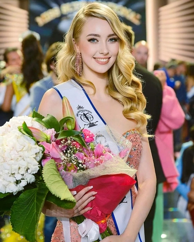 Tân Miss International được gọi là Hoa hậu tiết kiệm - Ảnh 4.