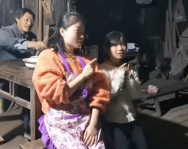 C&ocirc; b&eacute; 9 tuổi đi bộ 40 ph&uacute;t đường n&uacute;i t&igrave;m người dạy học - Ảnh 2.