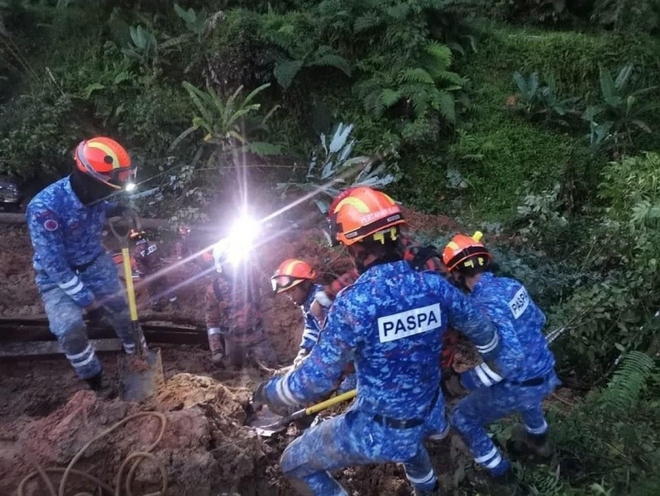 Ít nhất 8 người thiệt mạng, hàng chục người mắc kẹt trong vụ lở đất ở Malaysia - Ảnh 1.