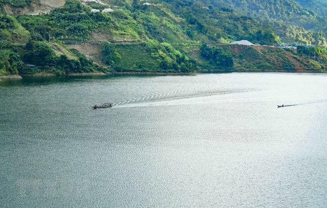 Chiêm ngưỡng vẻ đẹp sông nước của thị xã Mường Lay trong chiều đông - Ảnh 3.