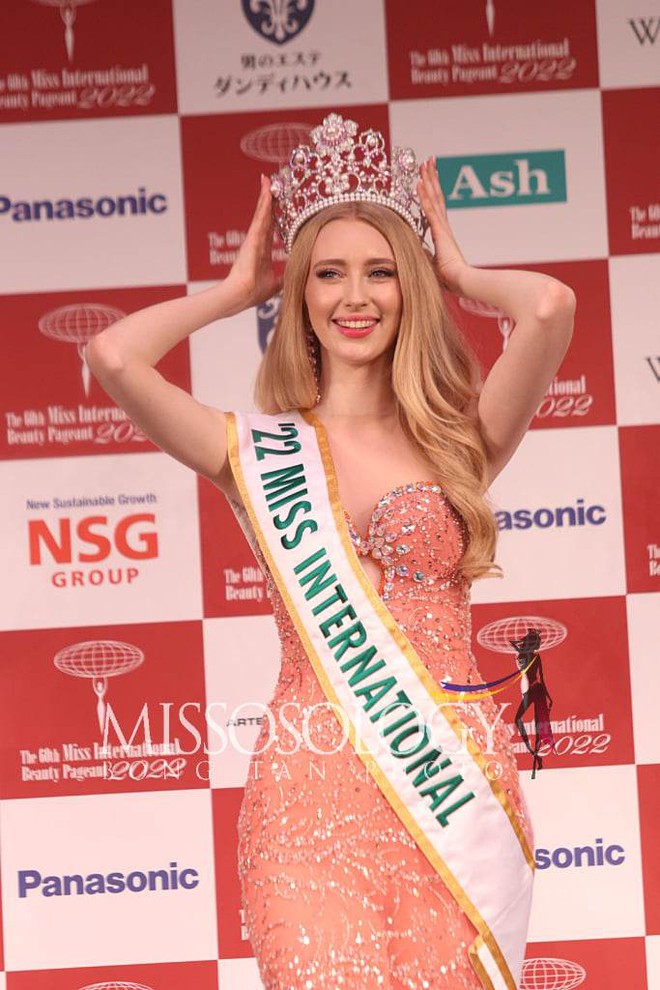 Tân Miss International được gọi là Hoa hậu tiết kiệm - Ảnh 3.