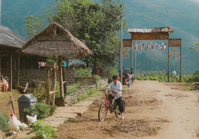 Vẻ đẹp thanh bình của bản Cu Vai nằm biệt lập giữa bốn bề mây núi Yên Bái - Ảnh 9.