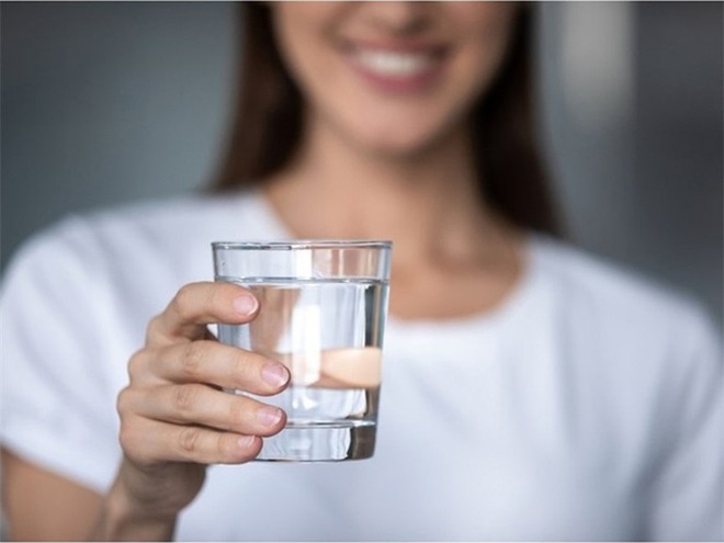 Dân mạng mách nhau “nhỏ nước miếng vào cốc nước để test vi khuẩn HP”: Bác sĩ ung bướu phản bác - Ảnh 1.