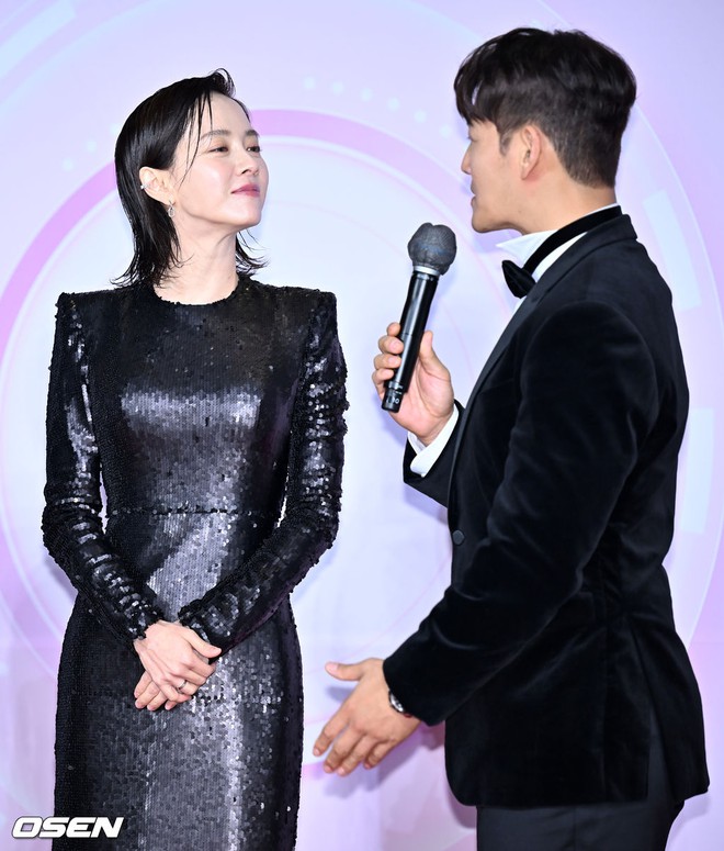 Thảm đỏ SBS Entertainment Awards: Song Ji Hyo - So Min lột xác đỉnh cao giữa dàn Running Man, ai dè lu mờ vì danh hài tạo dáng lố - Ảnh 5.