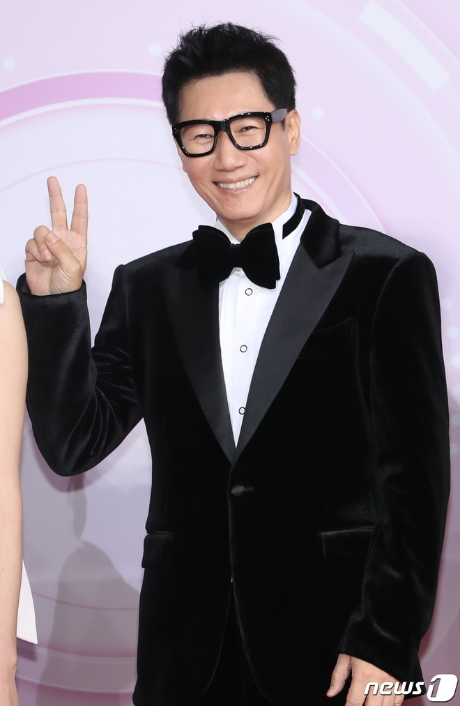 Thảm đỏ SBS Entertainment Awards: Song Ji Hyo - So Min lột xác đỉnh cao giữa dàn Running Man, ai dè lu mờ vì danh hài tạo dáng lố - Ảnh 6.