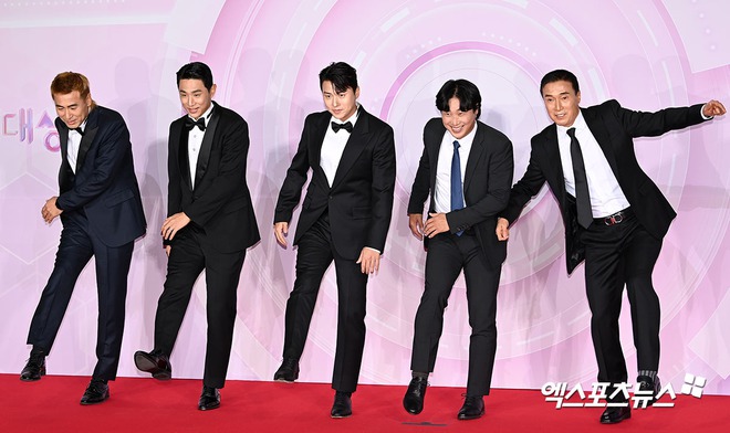 Thảm đỏ SBS Entertainment Awards: Song Ji Hyo - So Min lột xác đỉnh cao giữa dàn Running Man, ai dè lu mờ vì danh hài tạo dáng lố - Ảnh 17.