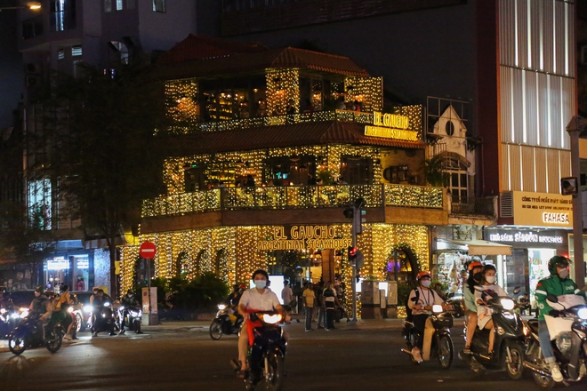 Cuối tuần, người d&acirc;n TP.HCM tấp nập l&ecirc;n trung t&acirc;m chụp ảnh đ&oacute;n Noel sớm - Ảnh 15.