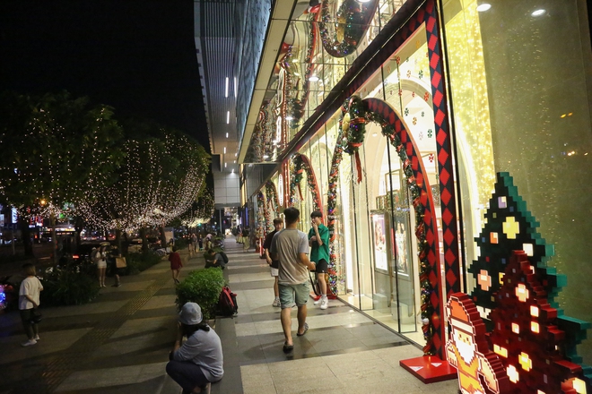 Cuối tuần, người d&acirc;n TP.HCM tấp nập l&ecirc;n trung t&acirc;m chụp ảnh đ&oacute;n Noel sớm - Ảnh 13.