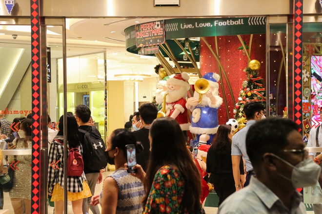 Cuối tuần, người d&acirc;n TP.HCM tấp nập l&ecirc;n trung t&acirc;m chụp ảnh đ&oacute;n Noel sớm - Ảnh 12.