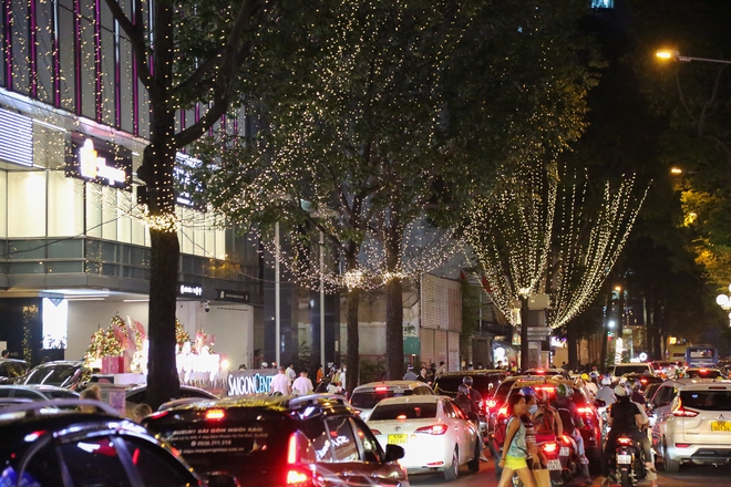 Cuối tuần, người d&acirc;n TP.HCM tấp nập l&ecirc;n trung t&acirc;m chụp ảnh đ&oacute;n Noel sớm - Ảnh 9.