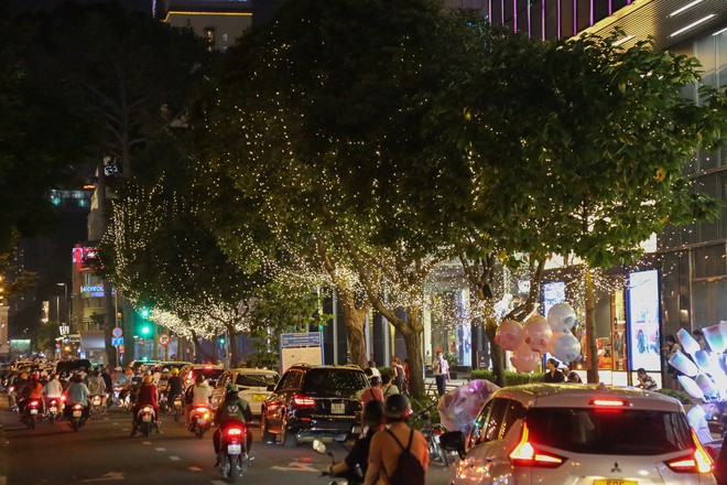 Cuối tuần, người d&acirc;n TP.HCM tấp nập l&ecirc;n trung t&acirc;m chụp ảnh đ&oacute;n Noel sớm - Ảnh 8.