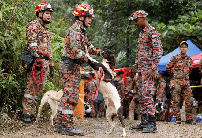 Lở đất Malaysia: Ít nhất 24 người thiệt mạng, tiếp tục tìm kiếm 9 người mất tích - Ảnh 1.
