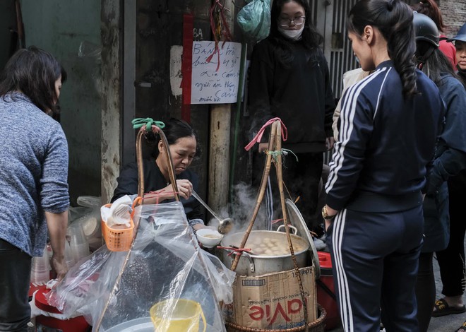 Hàng bánh trôi tàu nức tiếng Hà Nội bán gần 1000 viên mỗi ngày, khách xếp hàng nườm nượp bây giờ ra sao? - Ảnh 2.