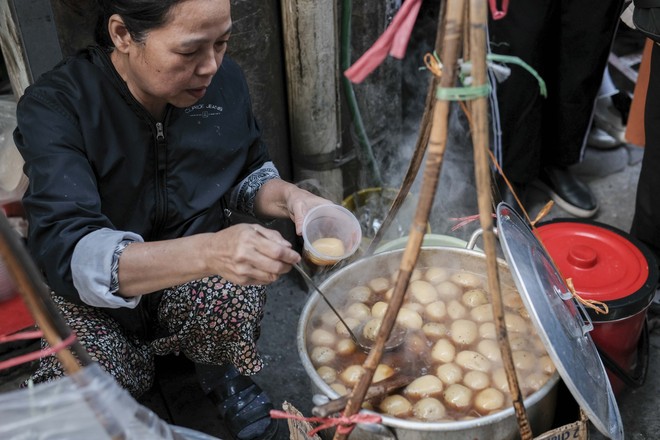 Hàng bánh trôi tàu nức tiếng Hà Nội bán gần 1000 viên mỗi ngày, khách xếp hàng nườm nượp bây giờ ra sao? - Ảnh 2.