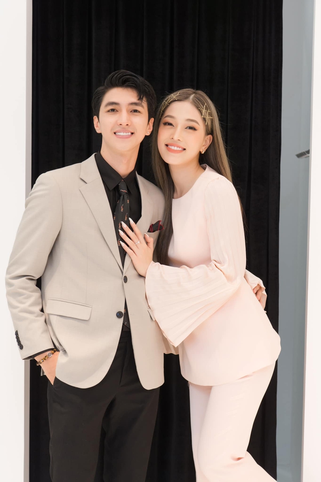 Cuộc sống tân hôn của sao Việt lên xe hoa năm 2022: Ngô Thanh Vân như hình với bóng cùng ông xã, Đỗ Mỹ Linh khiến chồng thấy áp lực - Ảnh 6.