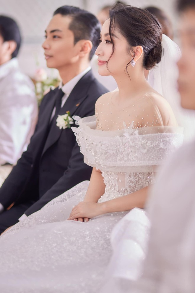 V&aacute;y cưới của Kh&aacute;nh Thi thiết kế gợi cảm v&agrave; tinh tế nhờ một chi tiết - Ảnh 4.