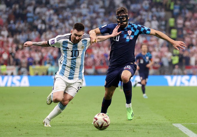 Giải m&atilde; thi&ecirc;n t&agrave;i Messi: Ma thuật từ bộ n&atilde;o v&agrave; cơ thể một thời suy dinh dưỡng - Ảnh 1.