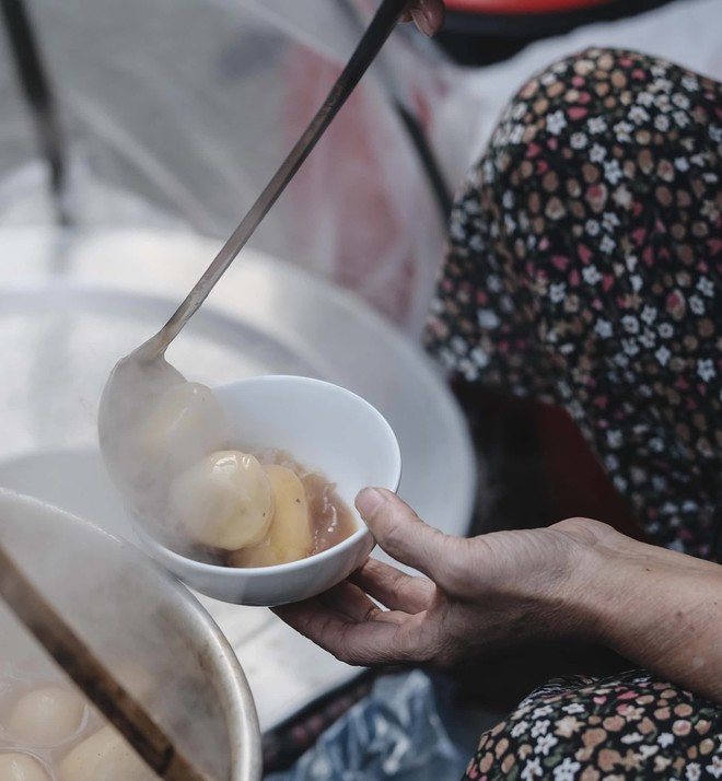 Hàng bánh trôi tàu nức tiếng Hà Nội bán gần 1000 viên mỗi ngày, khách xếp hàng nườm nượp bây giờ ra sao? - Ảnh 5.