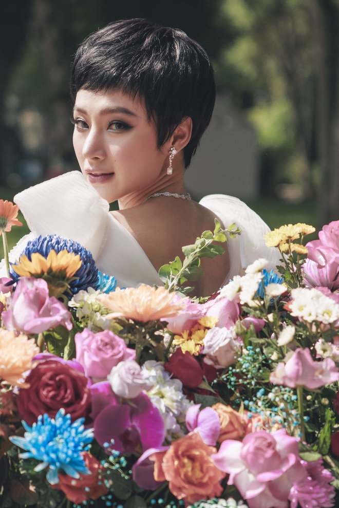 Những m&agrave;n xuất hiện giật spotlight của sao Việt tr&ecirc;n thảm đỏ: Angela Phương Trinh, H&agrave; Hồ vẫn phải thua Dược sĩ Tiến - Ảnh 2.