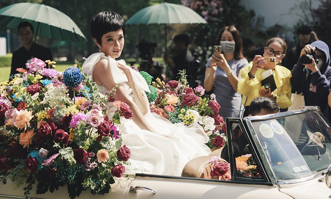 Những m&agrave;n xuất hiện giật spotlight của sao Việt tr&ecirc;n thảm đỏ: Angela Phương Trinh, H&agrave; Hồ vẫn phải thua Dược sĩ Tiến - Ảnh 1.