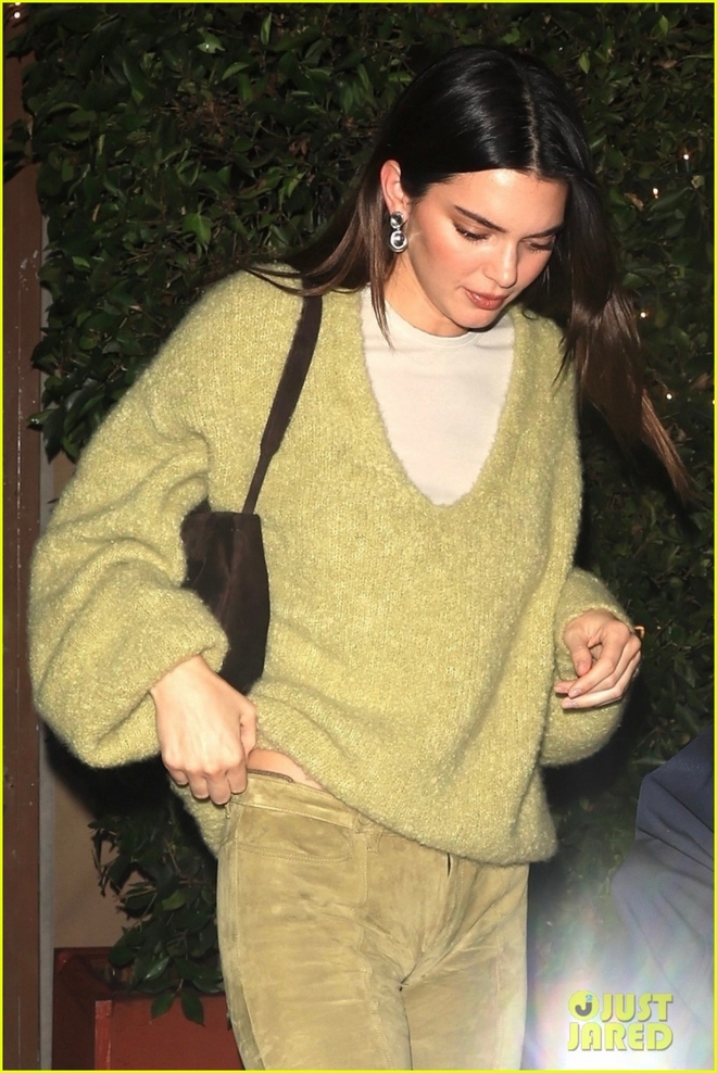 Kendall Jenner cô đơn đi ăn tối một mình sau khi chia tay bạn trai - Ảnh 1.