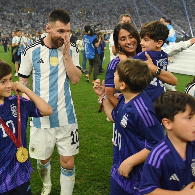 Vô địch World Cup 2022, Messi vẫn phải phục vụ vợ sống ảo - Ảnh 4.