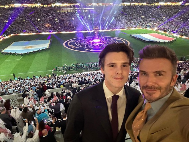 David Beckham lộ diện giữa tranh cãi đại sứ World Cup 2022, cùng quý tử điển trai gây bão ở khán đài Chung kết - Ảnh 2.