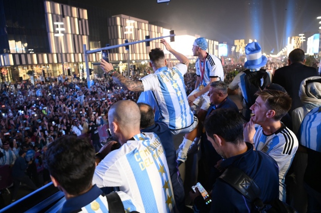Argentina v&ocirc; địch, Messi v&agrave; đồng đội l&ecirc;n xe bu&yacute;t 2 tầng rước c&uacute;p khắp phố Qatar - Ảnh 7.