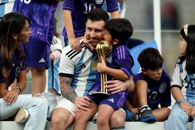 Cậu nhóc Mateo Messi chiếm sóng sau chung kết World Cup: Thần tượng Ronaldo, sơ hở là trêu tức bố - Ảnh 5.