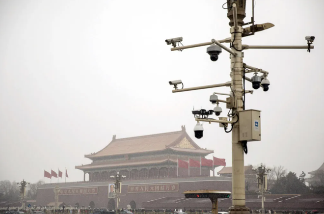 “Áo khoác tàng hình” đánh lừa công nghệ trí tuệ nhân tạo, khiến camera không nhận dạng được người hay vật - Ảnh 3.