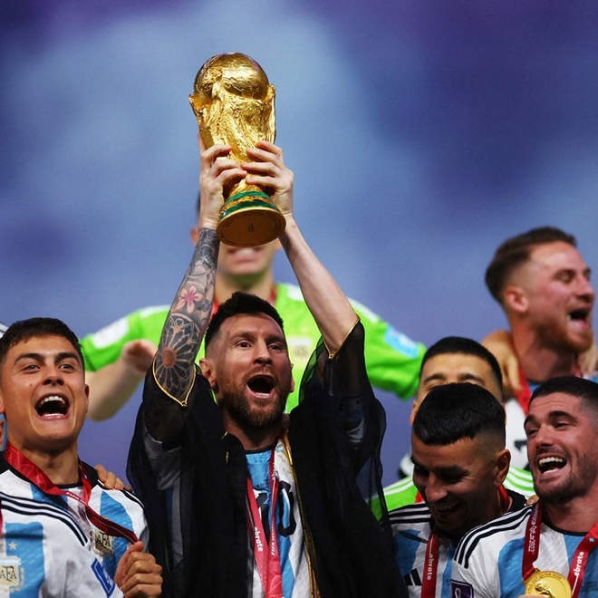 Sợi dây đỏ bí ẩn mang lại may mắn cho Messi tại World Cup cuối cùng trong sự nghiệp - Ảnh 1.