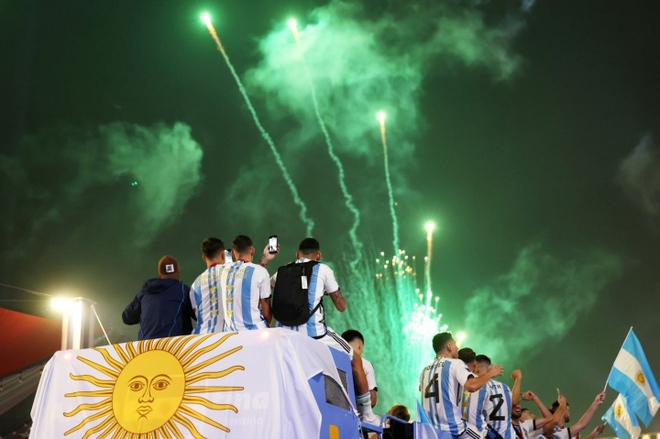 Argentina v&ocirc; địch, Messi v&agrave; đồng đội l&ecirc;n xe bu&yacute;t 2 tầng rước c&uacute;p khắp phố Qatar - Ảnh 6.